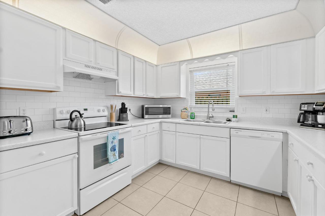 Oceanview Haven - 2br Townhome With Patio, Shared Heated Pool Steps From Paradise Park! Holiday home *