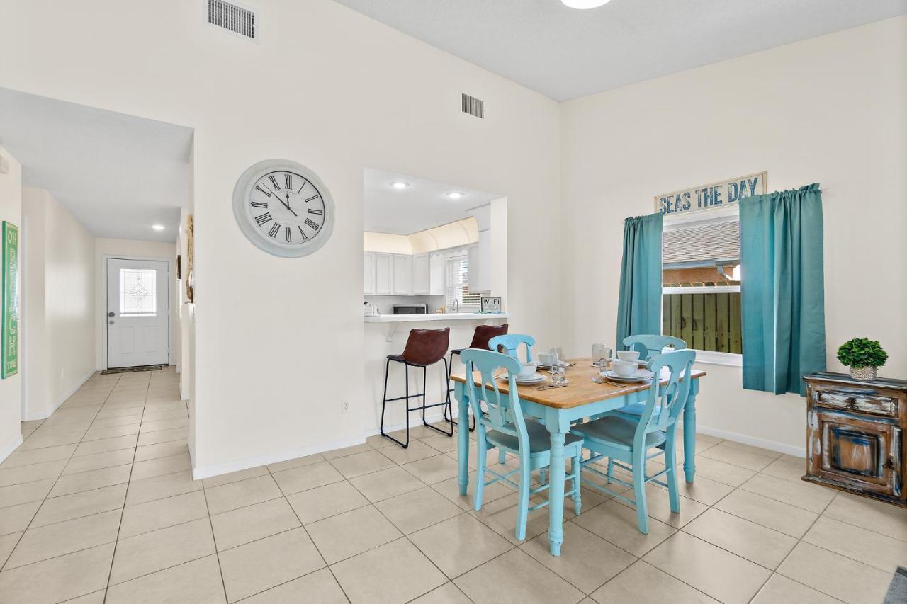 Oceanview Haven - 2br Townhome With Patio, Shared Heated Pool Steps From Paradise Park! Holiday home *